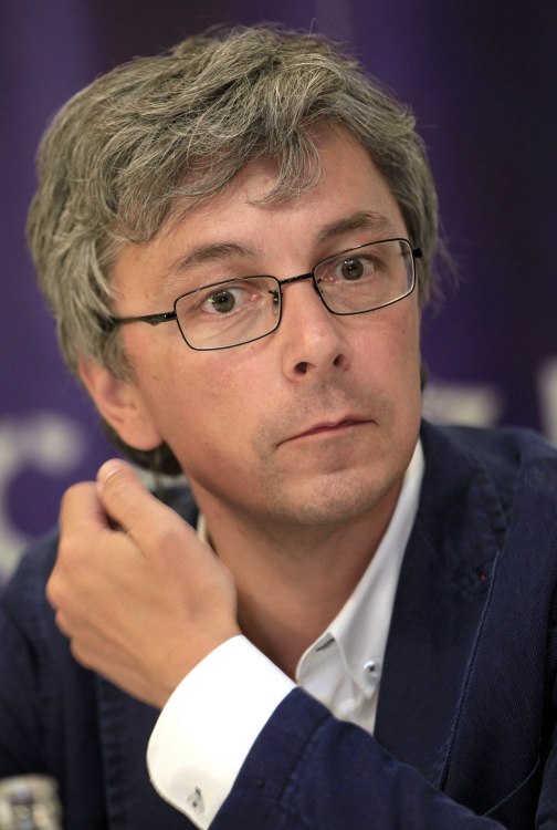 Генеральный директор группы каналов "1+1", продюсер Александр Ткаченко  после премьеры фильма "Дом с башенкой" в Киеве, в среду, 8 августа 2012 г. Мировая премьера фильма прошла на Международном кинофестивале в Шанхае, европейская -  на 47-м Международном кинофестивале в Карловых Варах, где фильм выиграл главный приз конкурсной программы «От Востока к Западу». Сценарий к фильму написан по одноименному автобиографическому рассказу Фридриха Горенштейна. Фильм рассказывает о трогательной истории 8-летнего мальчика, который возвращался с мамой в родной город из эвакуации зимой 1944 года. На полпути домой мать мальчика заболевает тифом и вскоре умирает. Вынужденный преодолевать дорогу самостоятельно, он часто должен быть более мужественным, чем тысячи взрослых вокруг. Основная идея ленты - человеком можно и нужно оставаться всегда. Фото Владислава Мусиенко / УНИАН